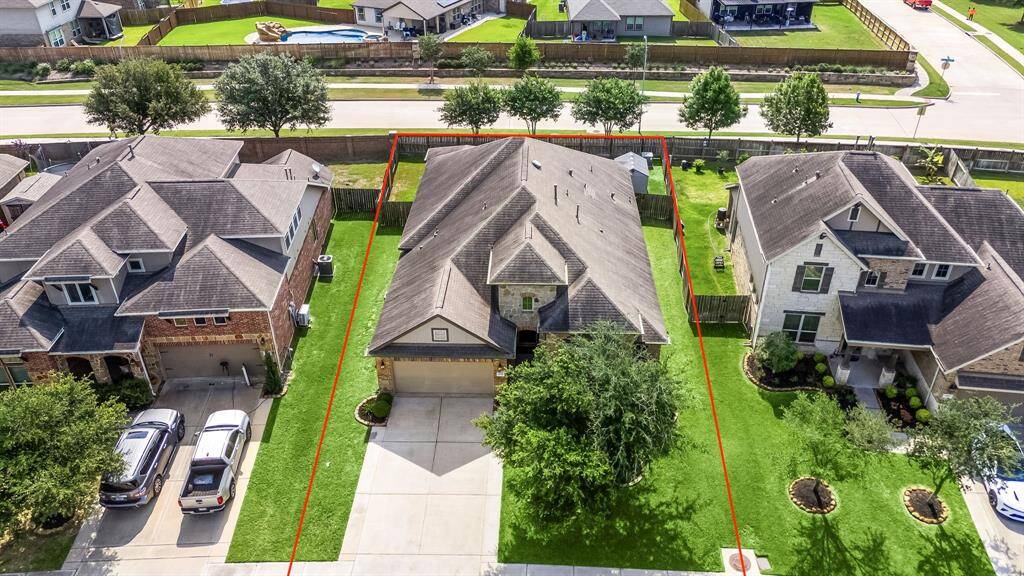This home sits on a large lot with ample yard space in front and the back, lush landscaping and a well-maintained yard. Plenty of space to accommodate guest parking and situated on a quiet street in the McCray Meadows community.