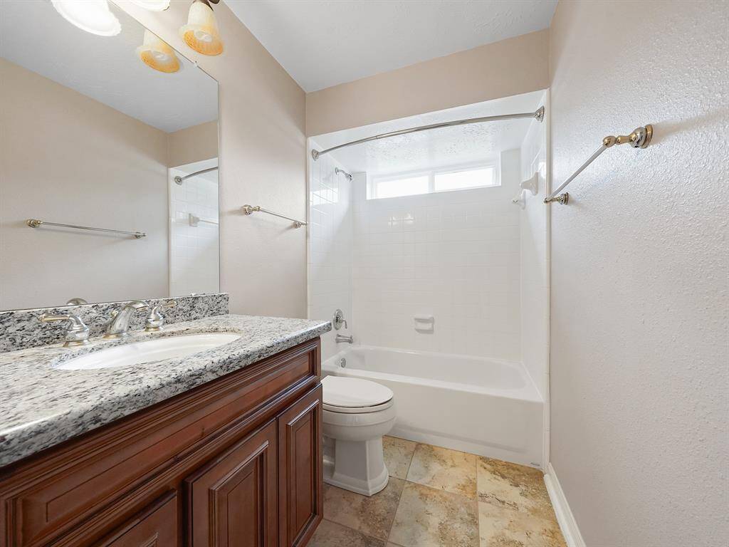 Full bath with tub/shower combo on the 1st floor.