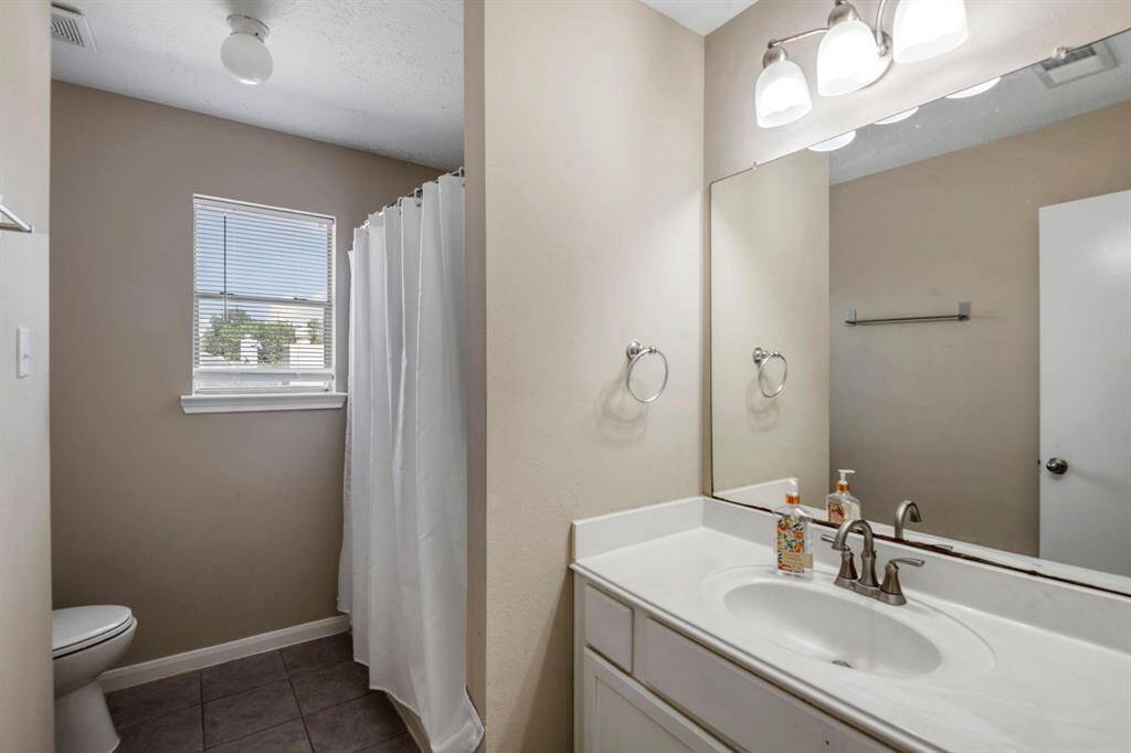 Secondary bath - upstairs