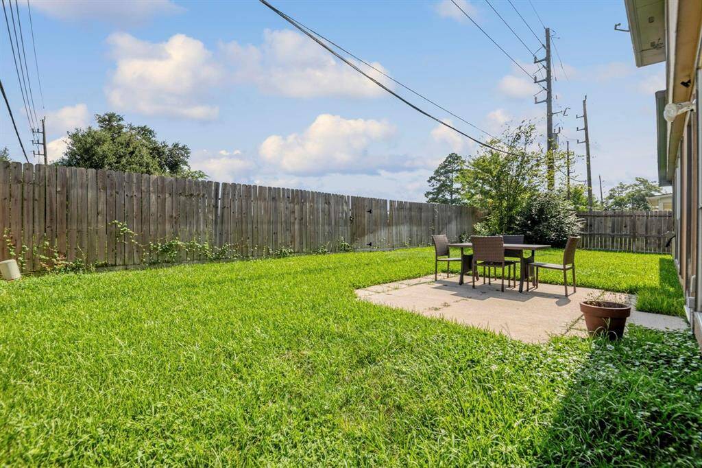 Back of home, lots of greenspace - no back neighborhos