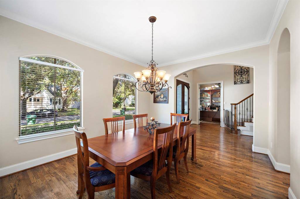 Dining room looking toward front entryway