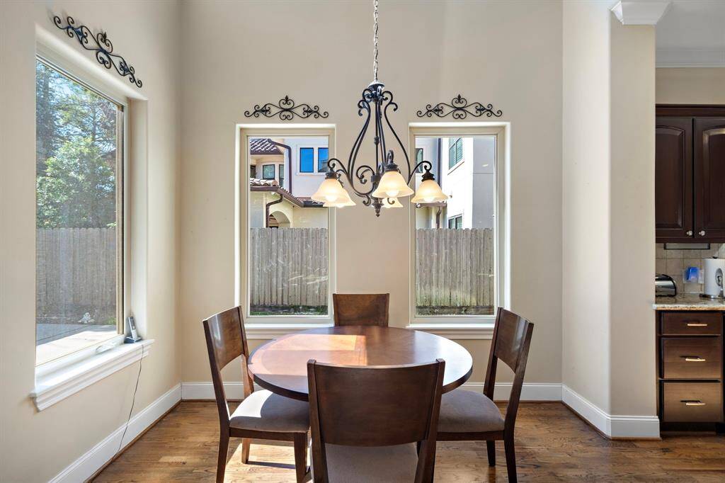 Breakfast area between kitchen and living area