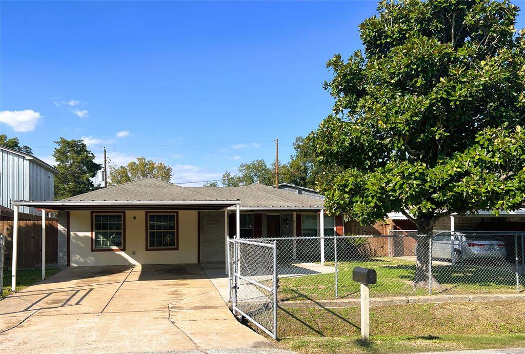 ADORABLE 1-STORY HOME WITH BEAUTIFUL MAGNOLIA TREE IN FRONT YARD