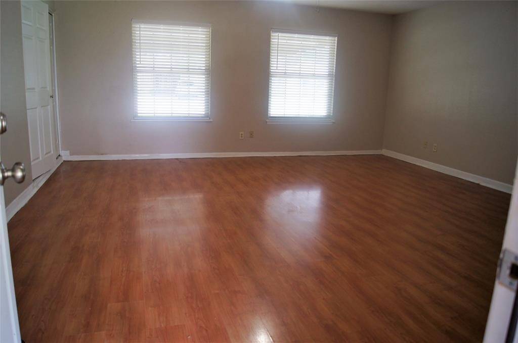 HUGE GAME/TV/FAMILY ROOM