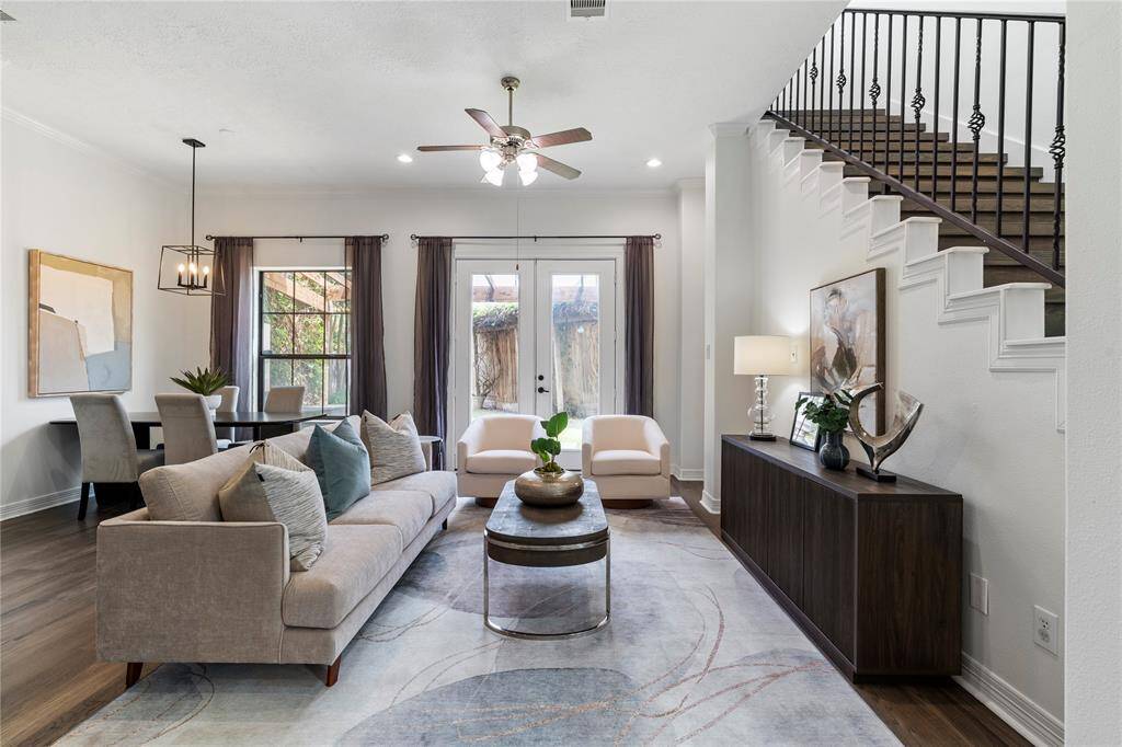 Welcome to Hempstead Villas, a gated community nestled in one of Houston’s most desirable neighborhoods—Timbergrove/Lazybrook. This beautifully updated 3-bedroom, 2.5-bath freestanding home offers first-floor living, a private yard, and easy access to The Heights, Galleria, and Memorial Park.