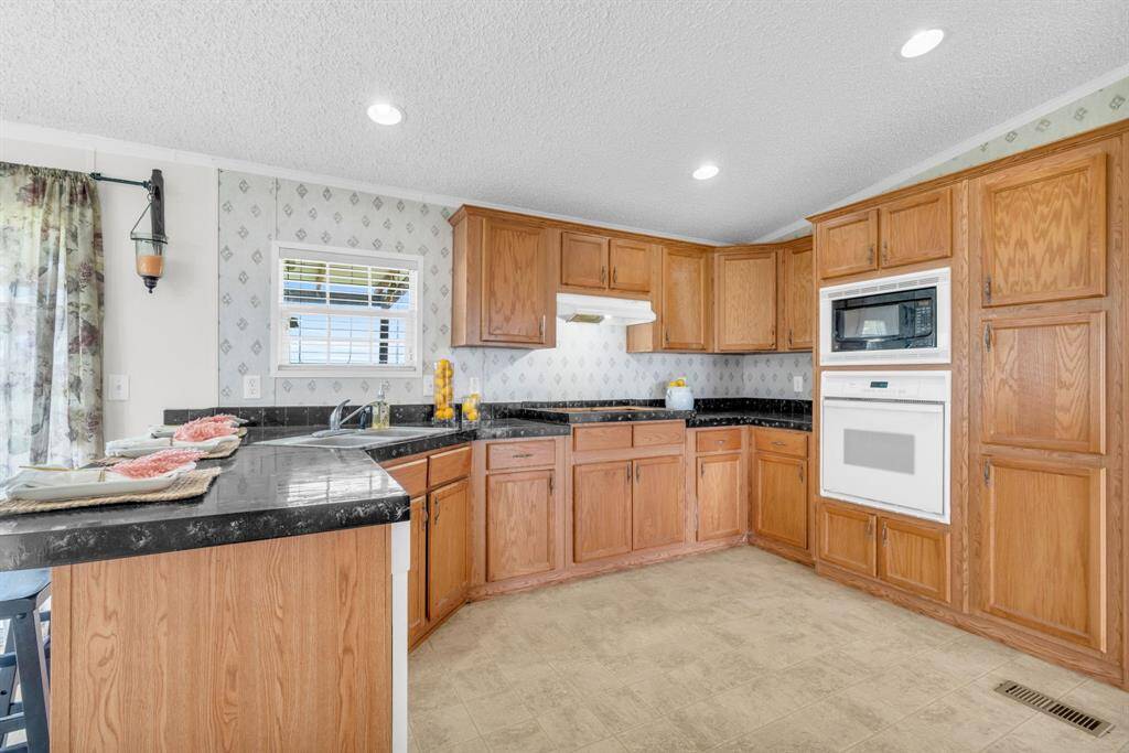 Welcome Home! 37038 Bell Rd.,Waller, TX 77484
