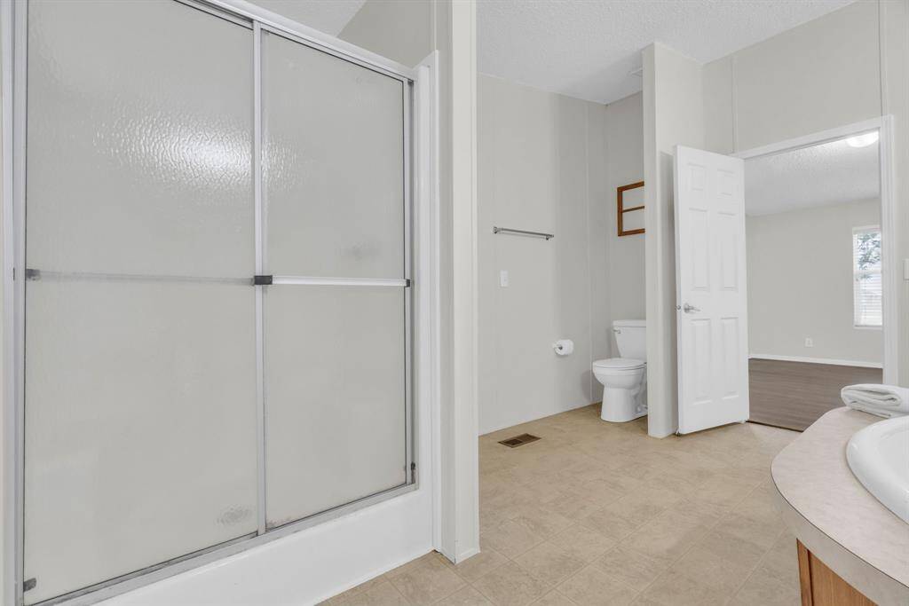 Primary Ensuite with Walk-In Shower! 37038 Bell Rd.,Waller, TX 77484