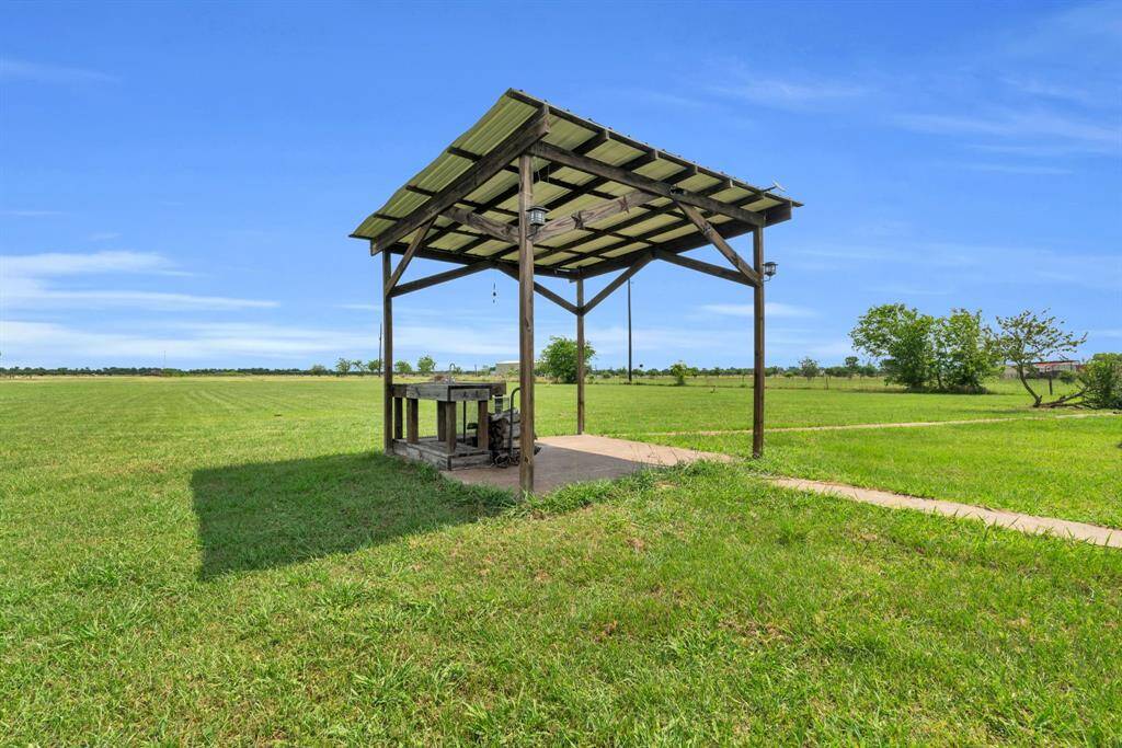 Outdoor Pergola! 37038 Bell Rd.,Waller, TX 77484
