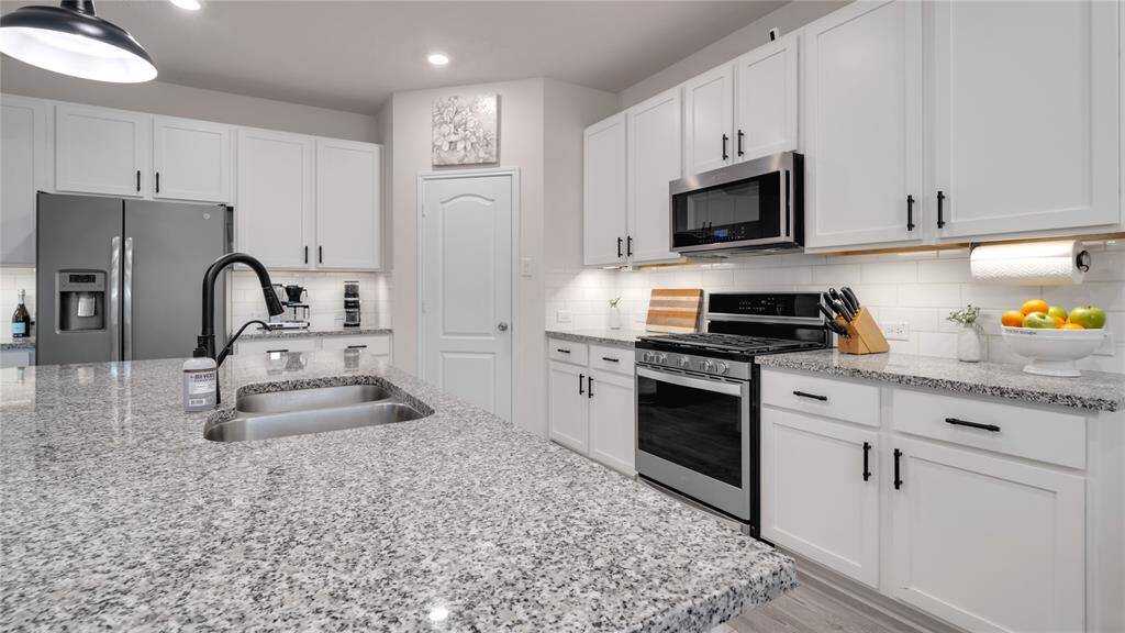 Notice the gas range and under cabinet lighting.