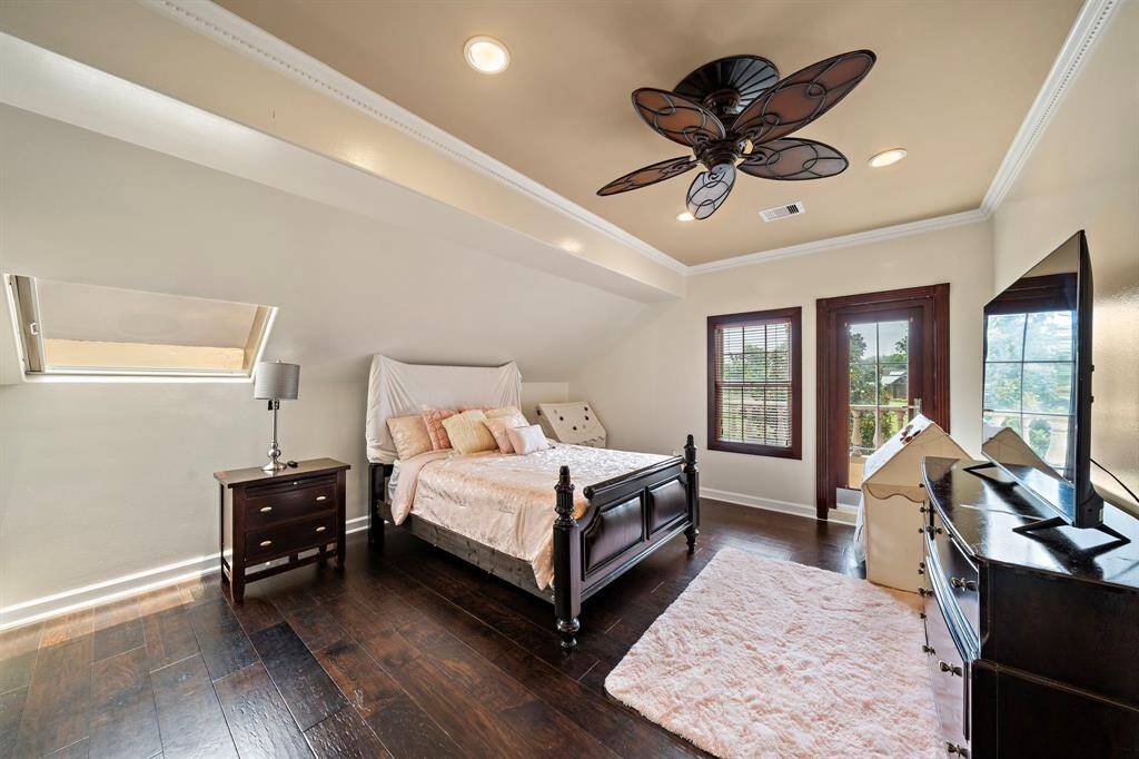Upstairs bedroom could be a second primary suite. It has a door to the small balcony facing the backyard.
