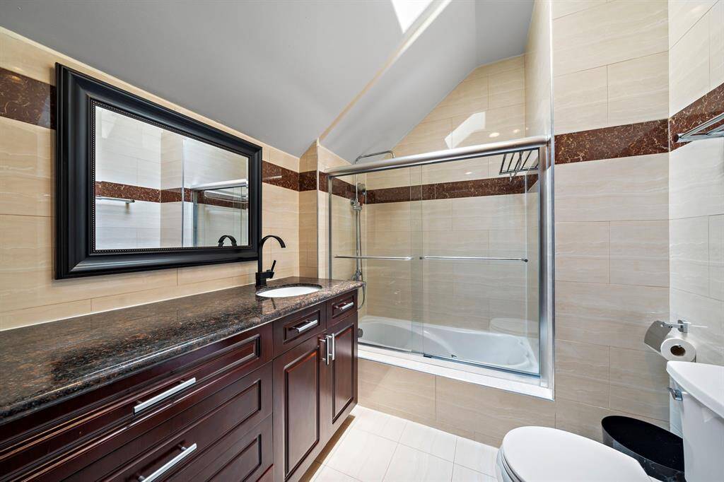 En-suite bath with upstairs secondary bedroom.