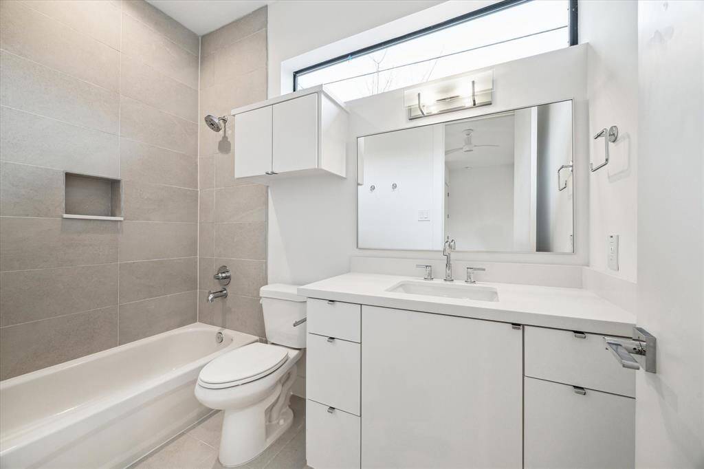 Downstairs full bath off downstairs guest suite
