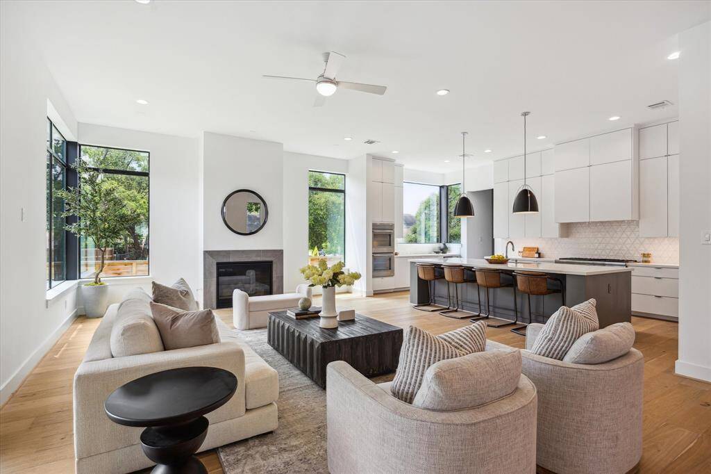 Flexible floor plan full of light and plenty of wall space for artwork