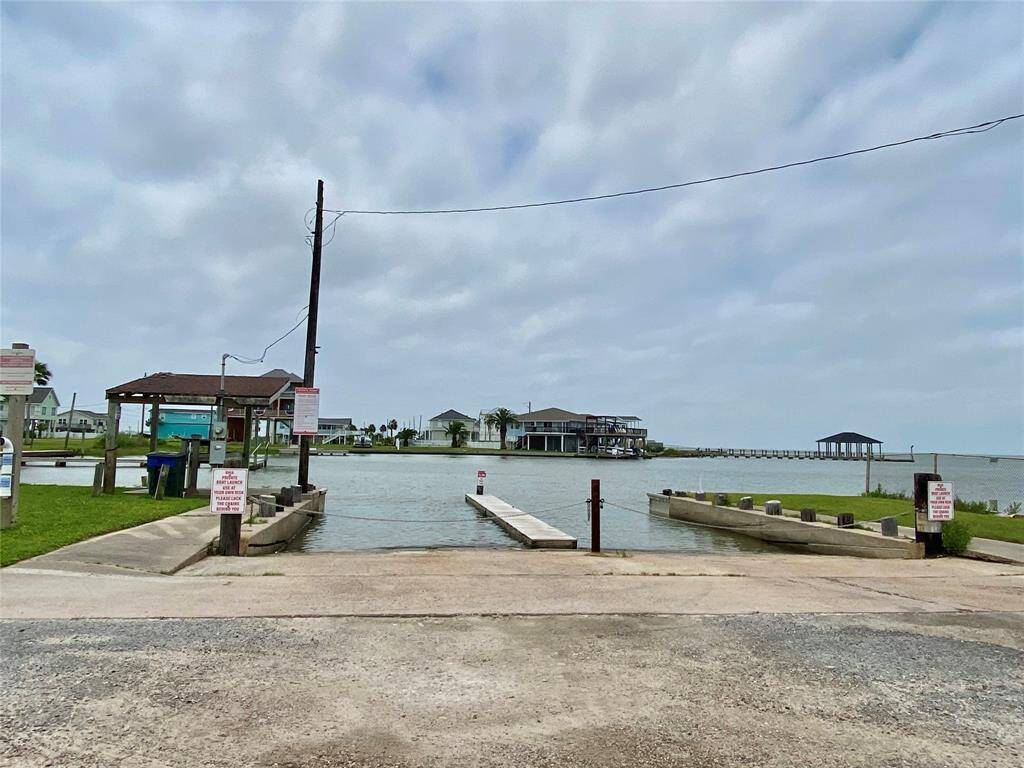 Neighborhood boat lounge