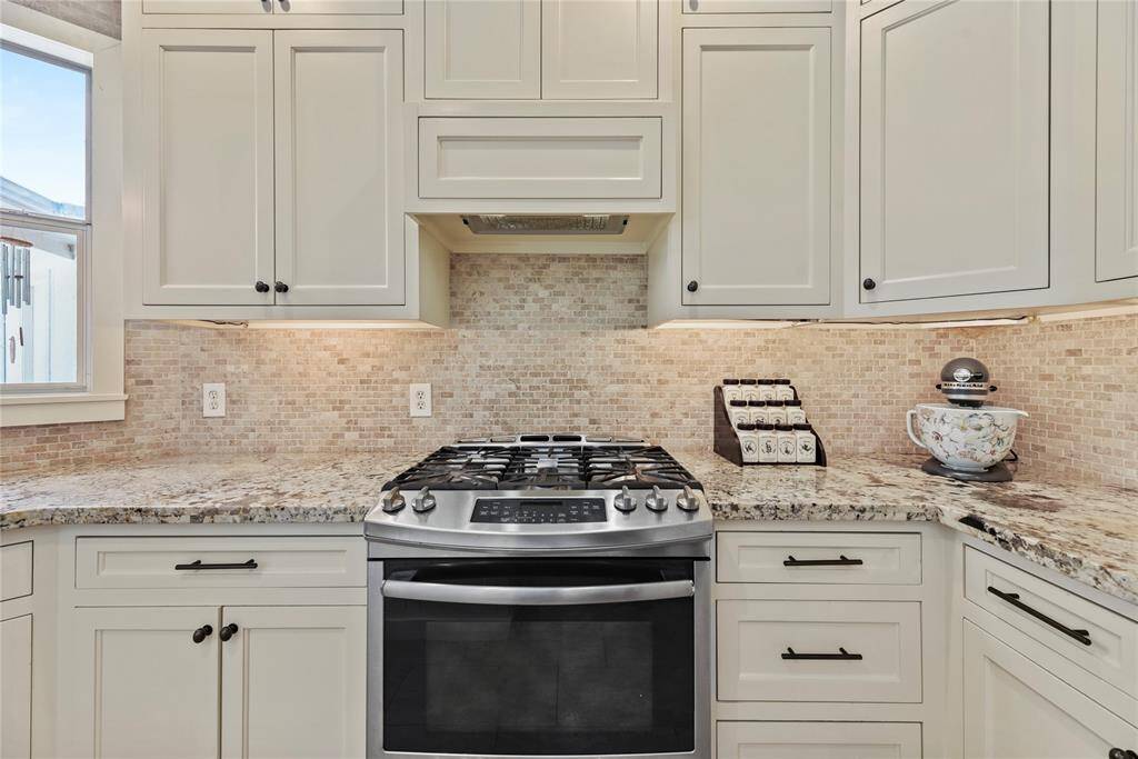 Foodies and gourmets will appreciate the gas range. Cook favorite and long-loved family recipes with confidence or try your hand at a new fusion meal you discovered on Pinterest!