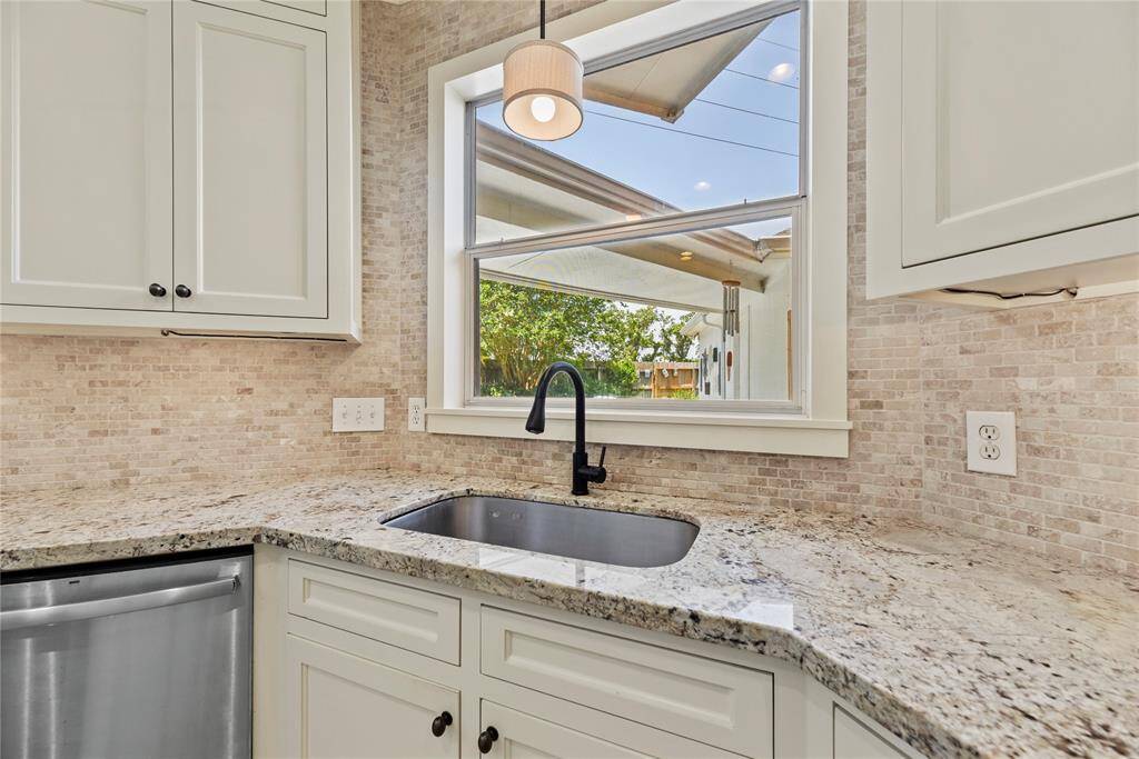 Kitchens always look a bit neater with undermount stainless-steel sinks! Clean dishes quickly and easily load them in the conveniently located dishwasher.