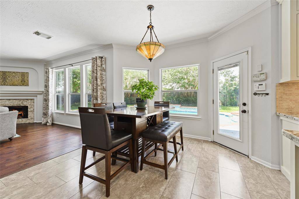 Imagine having a complete breakfast of pancakes and eggs in the eat-in kitchen. Durable tile flooring ensures quick and easy cleanup if there should be a dining mishap!