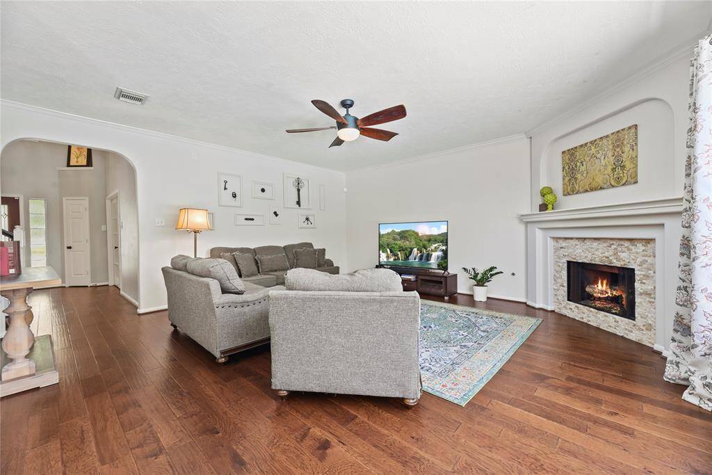Truly open concept, the family room has clear sights to both the dining area and kitchen. Whether entertaining guests or keeping an eye on the littles, this layout delivers for modern needs and desires.