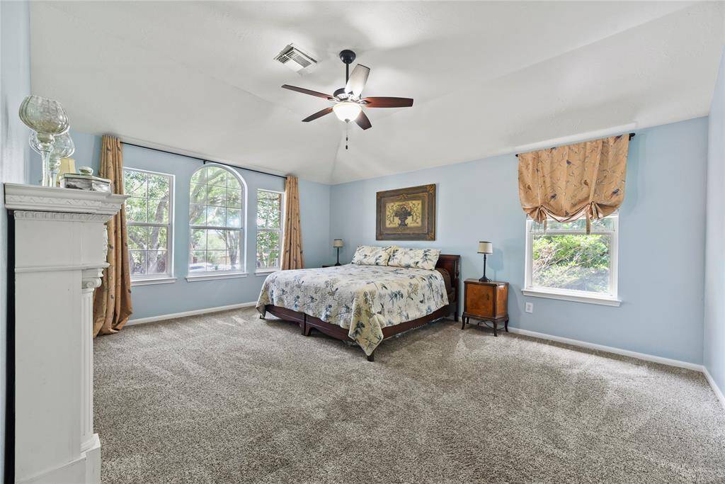 Every evening will be more relaxing with a grand primary suite!