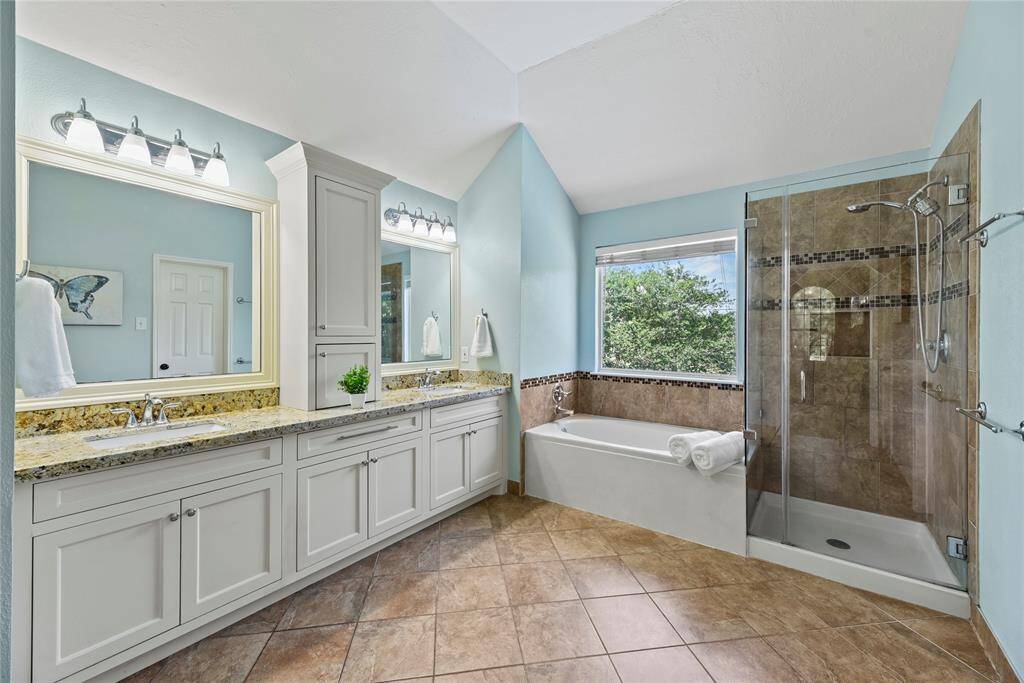 Every primary bedroom needs an en suite with class and sophistication! Delivering ample quantities of both, this spa-like sanctuary is well-equipped for the most glamourous of self-care routines.