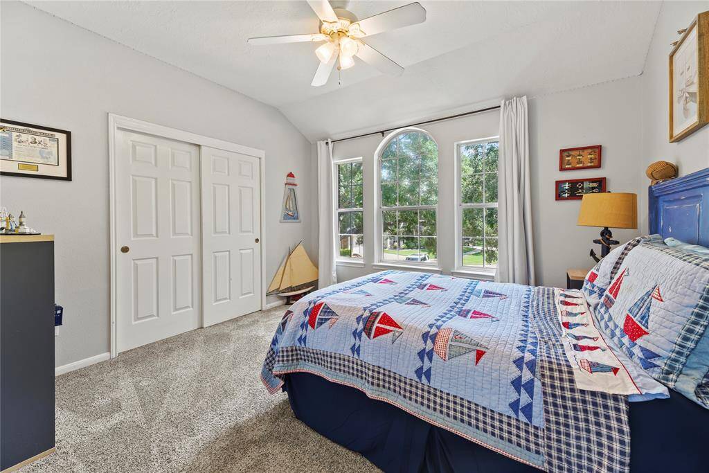 Whether a tiny princess or a little prince, every child would enjoy having such an attractive and big bedroom. Soft carpet ensures safe play, while the ceiling fan keeps them cool and happy.