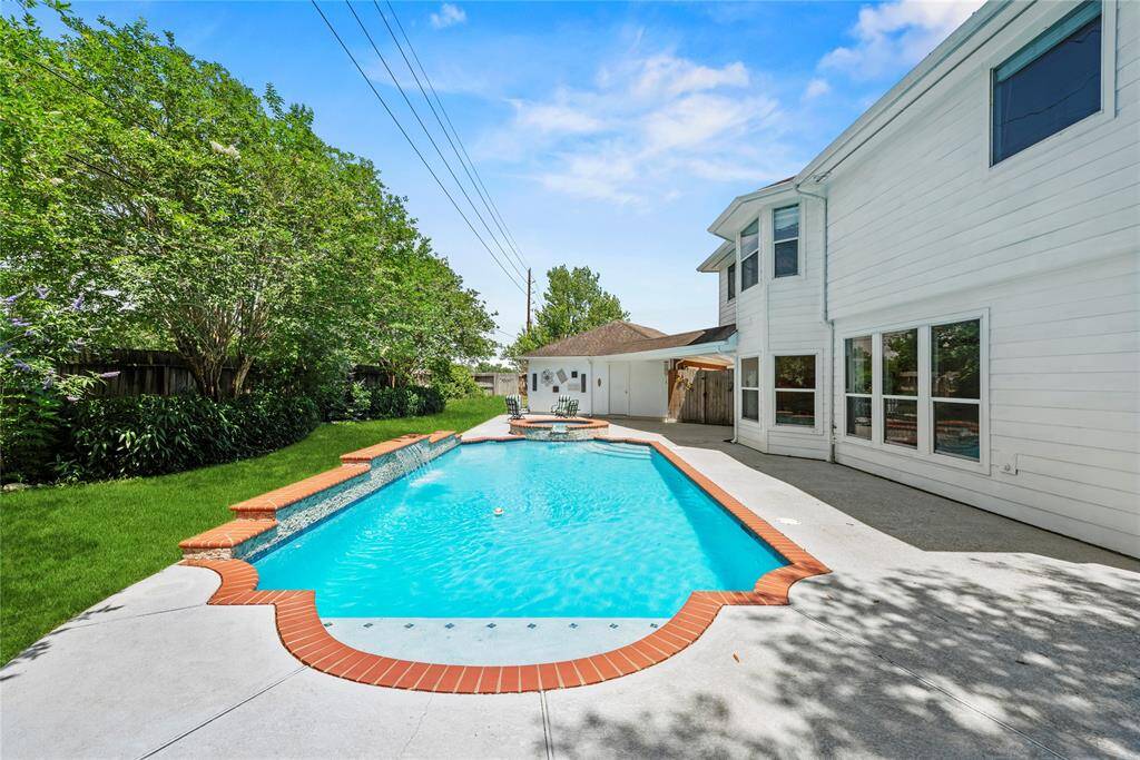 Ideally located just a short walk from the elementary school, offering everyday convenience for families.
