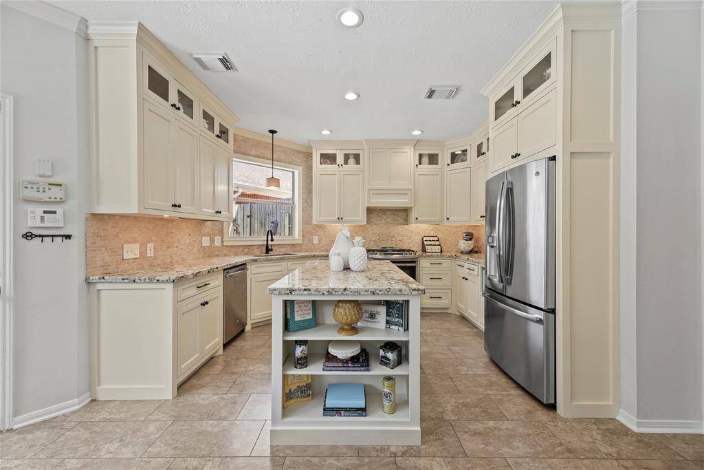 Imagine cooking in this marvelous gourmet kitchen. Designed with beauty and function in mind, the layout allows for easy meal preparation for busy mornings and even busier evenings.