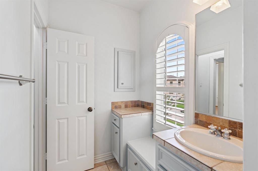 The "Jack & Jill" secondary bath features tub/shower combo.