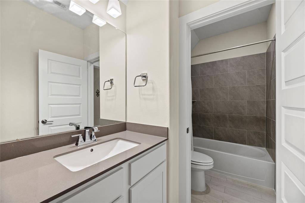 Your 4th full Hollywood bath with separate vanity.