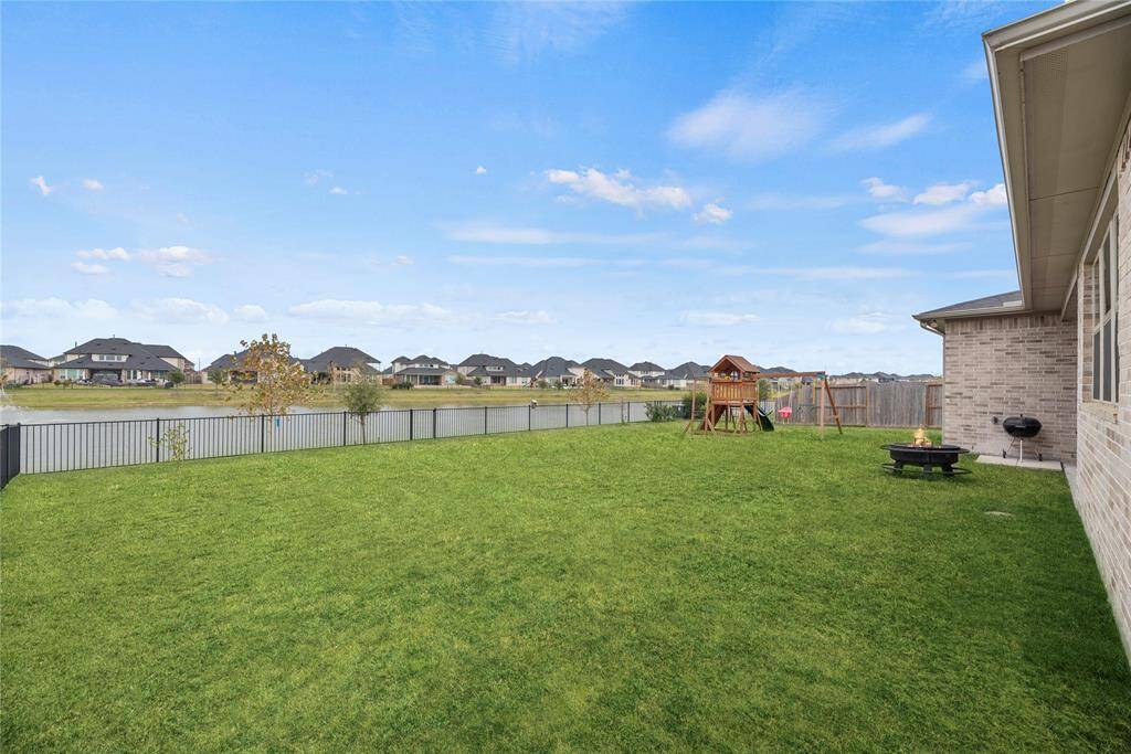 This is a great backyard for the week-end hangouts and letting the kids run around.
