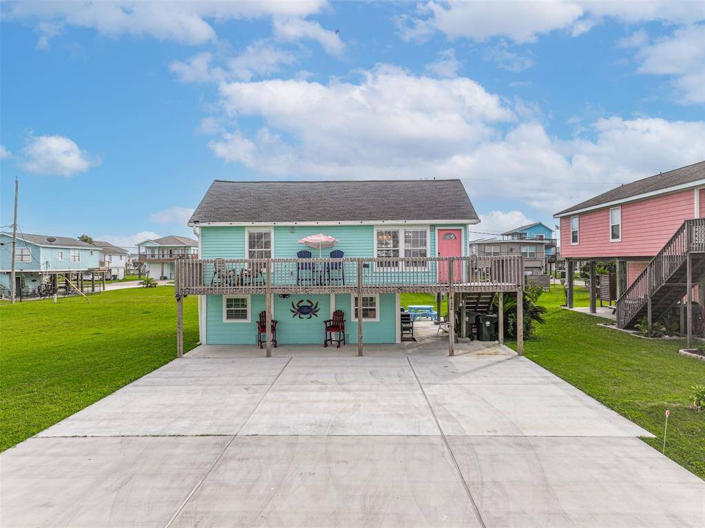 Front of home with driveway