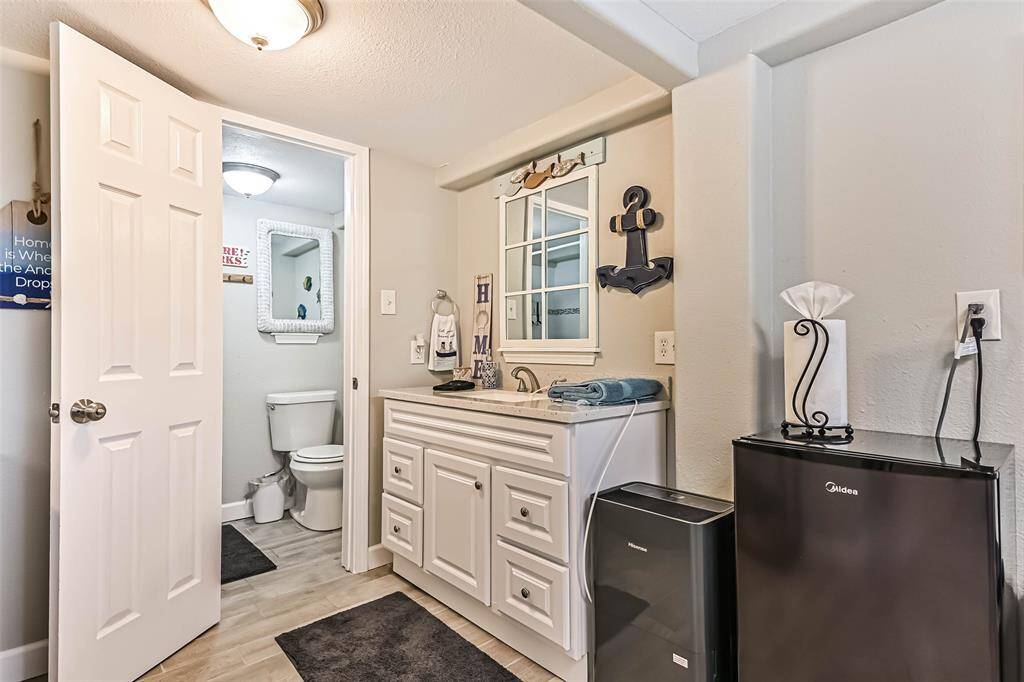 Ground level vanity and restroom
