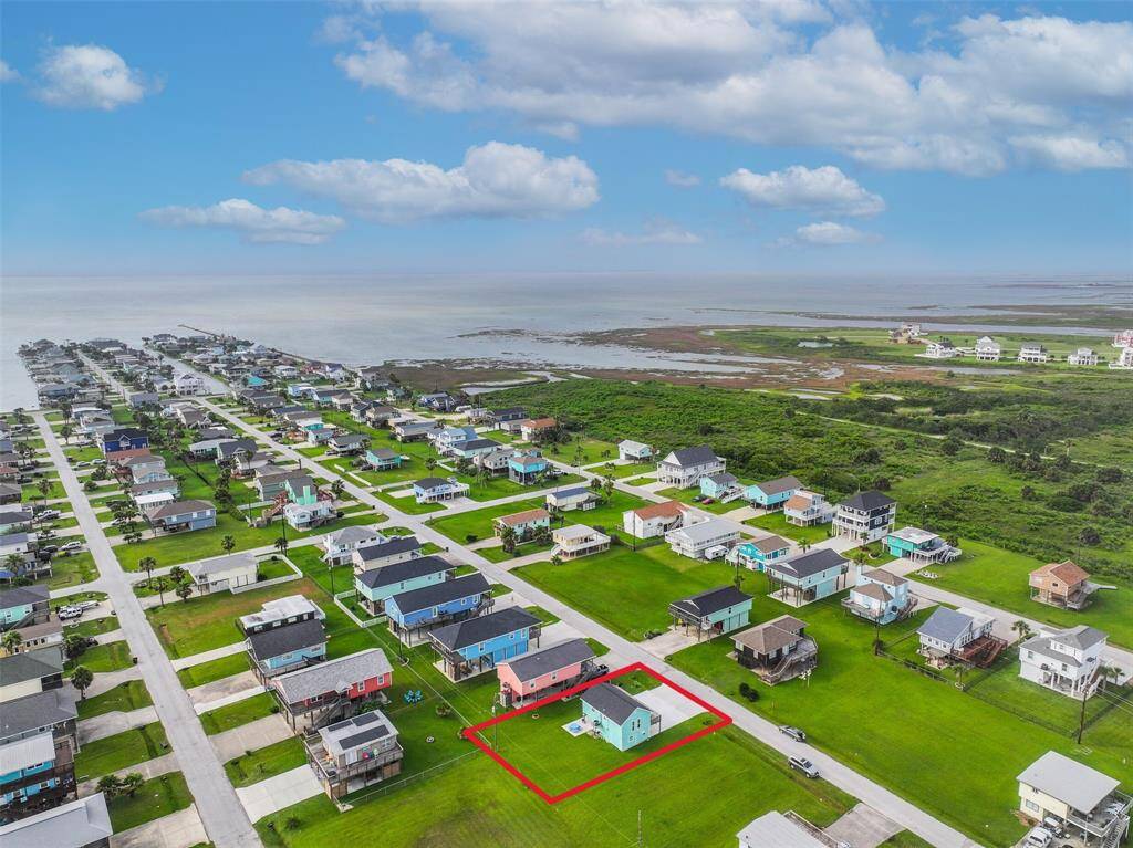 Short distance to bay, marina, fishing pier, and bird sanctuary