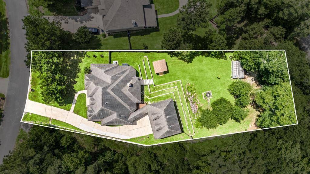 This home sits on a large lot of .6 acres with ample yard space in front and the back, lush landscaping and a well-maintained yard. Plenty of space to accommodate guest parking and situated on a quiet street in The Villages of Heritage Point.