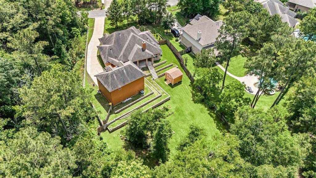 This home sits on a large lot with ample yard space in front and the back, lush landscaping and a well-maintained yard. Plenty of space to accommodate guest parking and situated on a quiet street in The Villages of Heritage Point community.