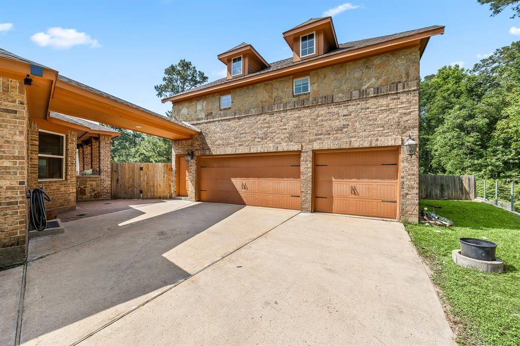 You can tour this garage apartment from the comfort of your own computer in 3D. Do not forget to click the link to the virtual tour and see all this home has to offer!