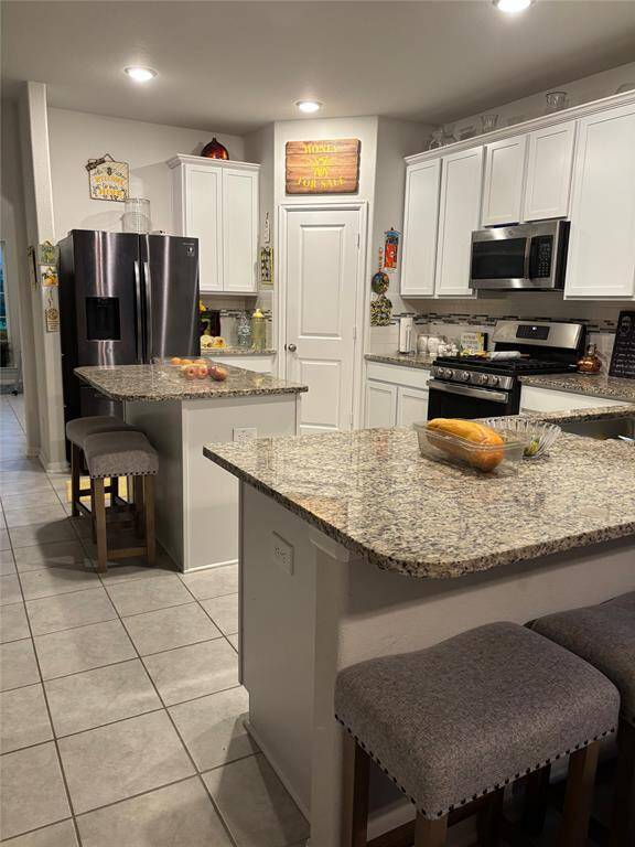 2 spots for chit chatting and making great dinners.