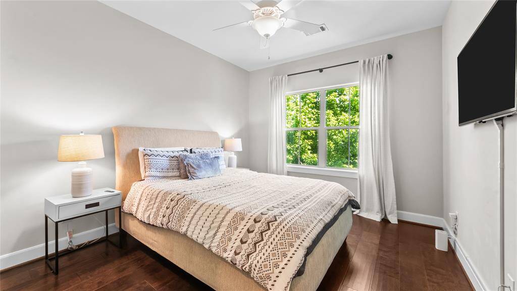 Large guest bedroom with ensuite bath