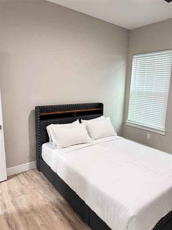 3/3 Bedroom with queen size bed & workspace
