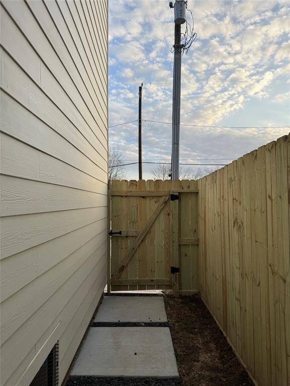 Privacy Gate Entry with option to lock from inside.