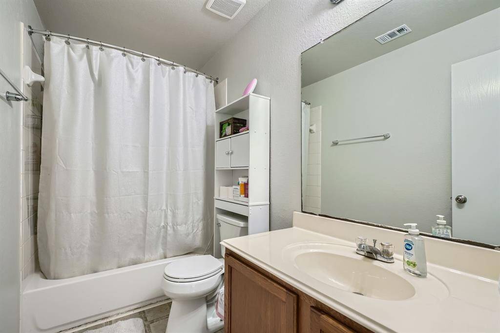 Upper Level Full Bath