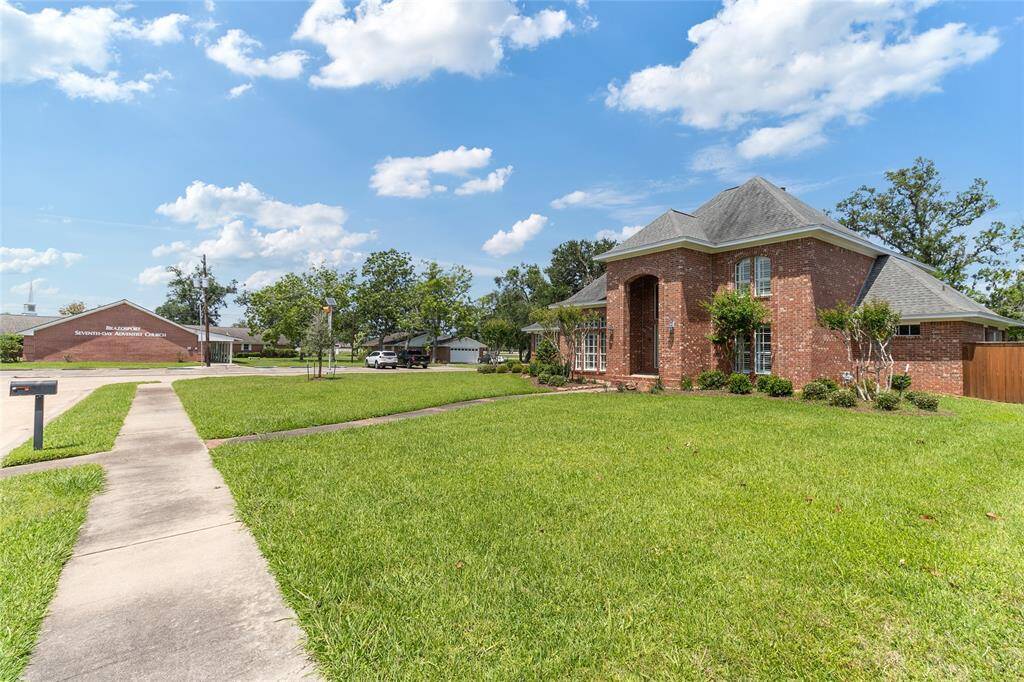 Thanks to its prime centralized location, this property offers quick access to all major highways & key access roads—putting shopping, dining, schools & everyday essentials just minutes from your doorstep.