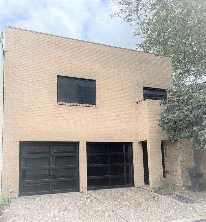 516 S Post Oak #10 is a beautiful and sophisticated 2-3 bedroom/ 2.5 bath 2 car garage townhome located in desirable Uptown.