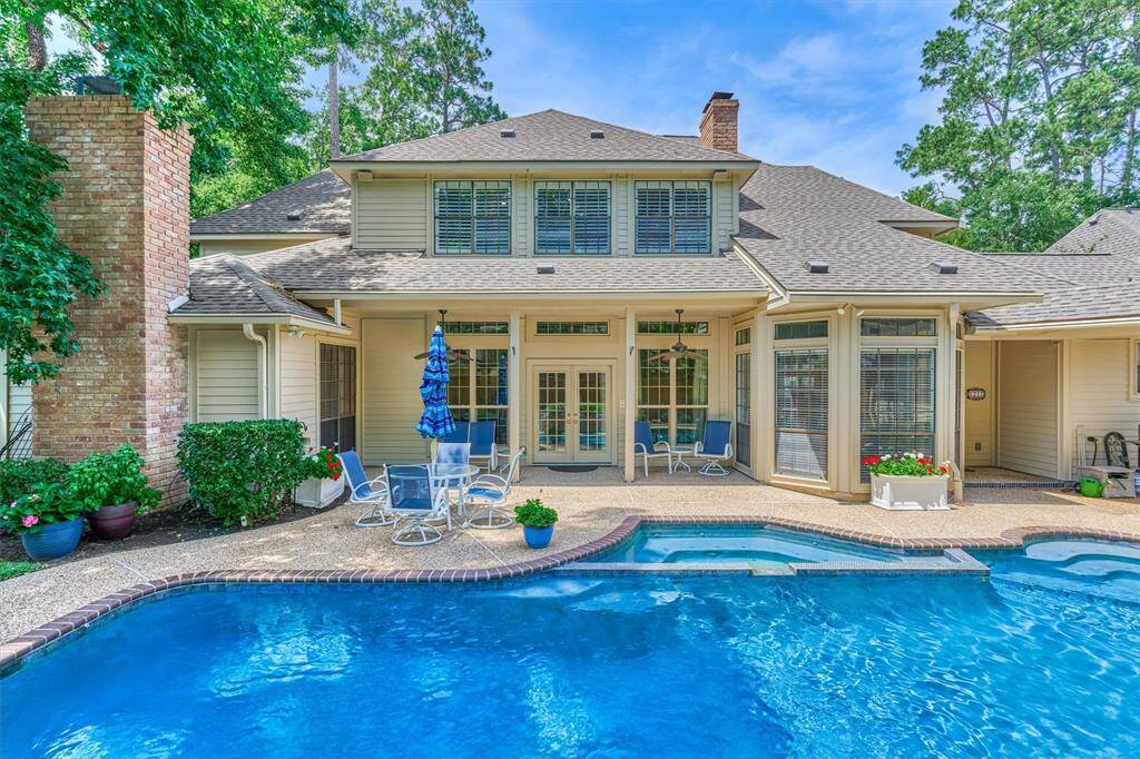 Seamless Indoor-Outdoor Living – The patio flows beautifully from the home to the pool, creating the perfect setup for relaxing or entertaining.