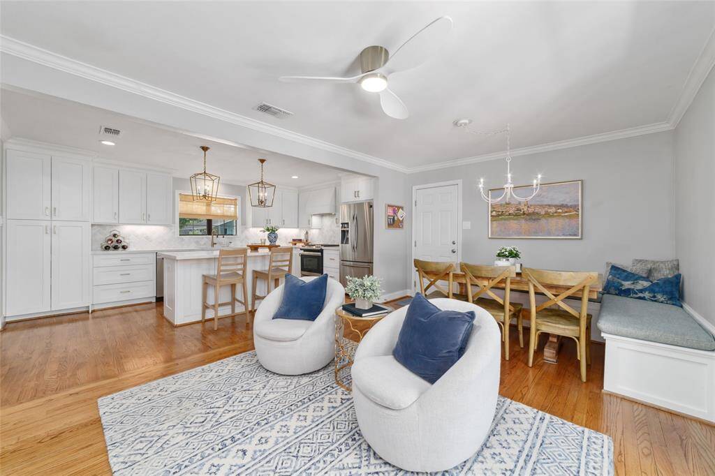 The open layout keeps everyone connected, no more cooking FOMO. Whether you're hosting or just doing life, this space flows like a dream.