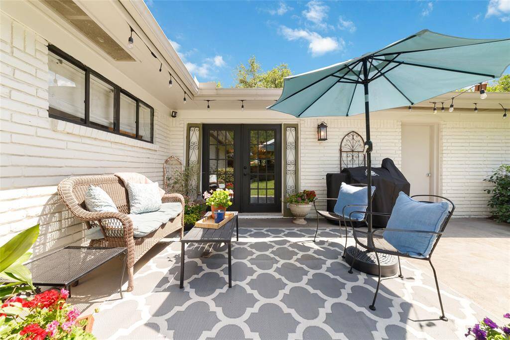 This private patio is where the magic happens, cozy evenings under string lights, brunch al fresco, or just relaxing with your playlist on repeat. It’s low-key perfect.