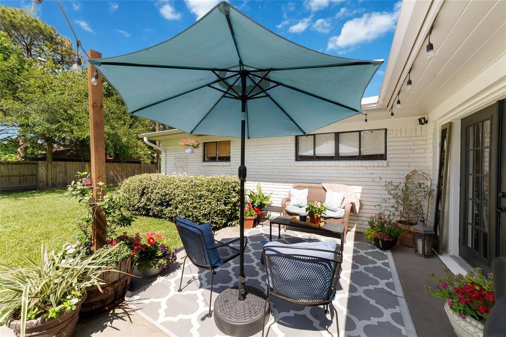 With room to lounge, dine, and chill under a massive umbrella, this patio space delivers comfort and style. It’s basically a backyard living room.