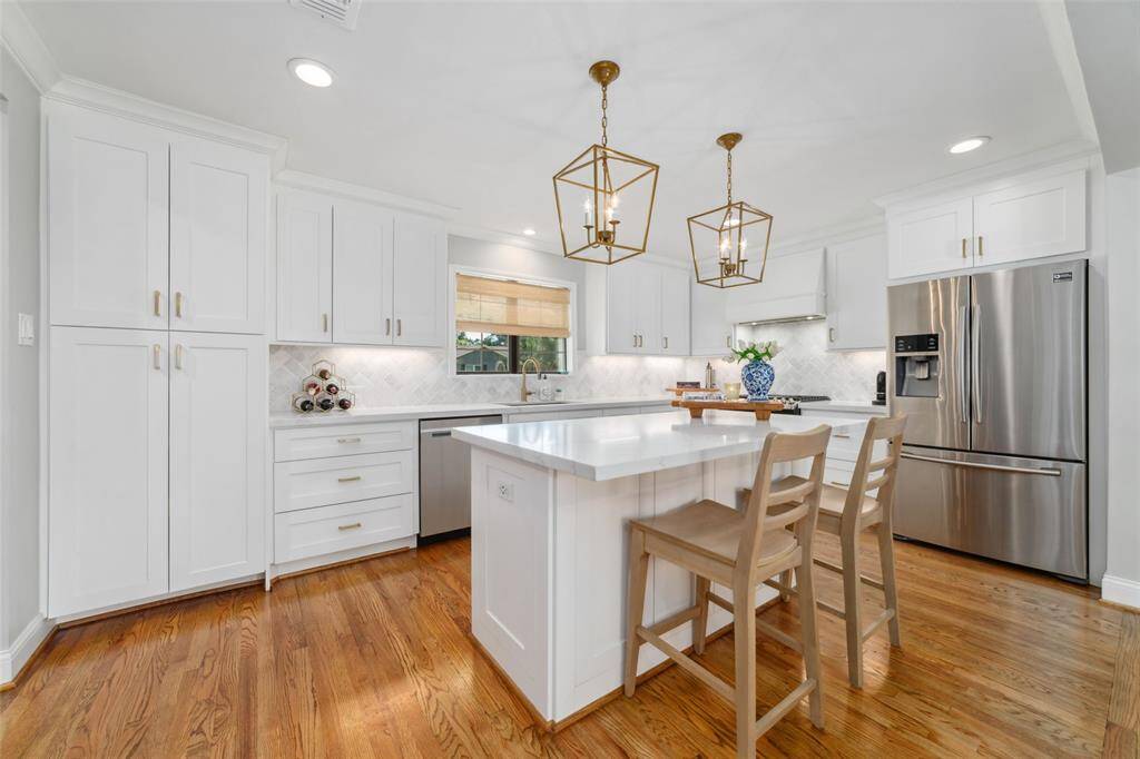 This fully-updated kitchen brings all the clean aesthetic energy you’ve been saving on your Pinterest boards. With stainless appliances including a double door fridge, white cabinets, and modern finishes, it’s designed for both daily function and weekend entertaining.