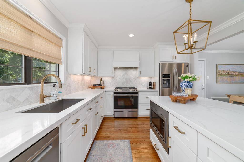 Statement pendant lights frame the island perfectly, adding a luxe touch to your prep space. Whether you’re meal-prepping or sipping coffee, it’s the heart of the home.