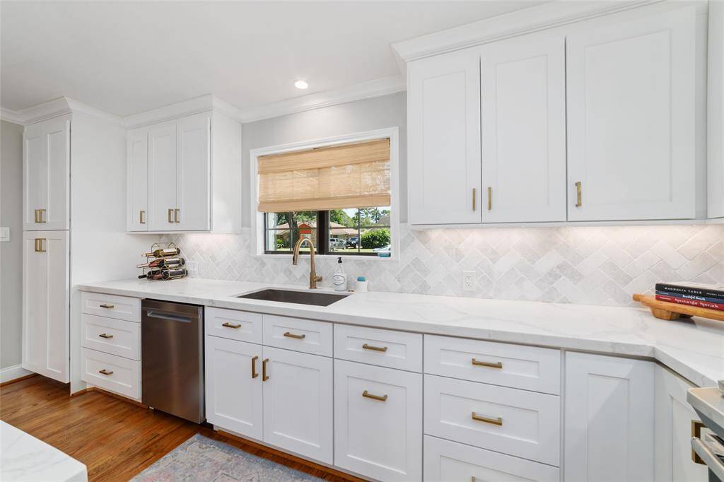 Sleek, durable, and totally IG-worthy, these quartz countertops elevate every meal and make cleanup a breeze. More counter space means more room for gadgets, snacks, and group cooking nights.